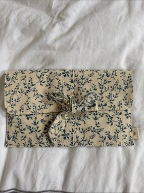 Floral pouch for a swimsuit Agua by Agua Bendita in Cream and Navy